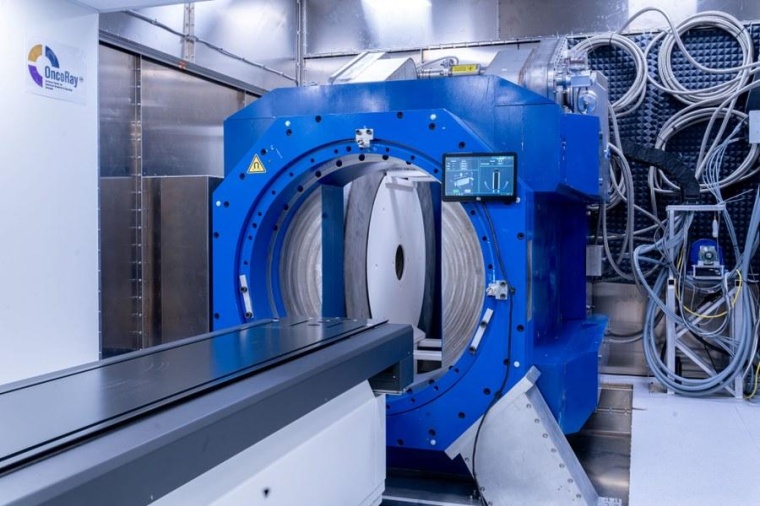 Innenansicht des Aurora-PT In-Beam-MRT mit Patientenliege und vertikal...