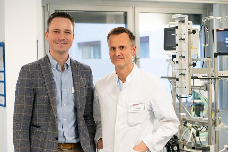 Klinikgeschäftsführer Jan Jakobitz (li.) begrüßt Dr. med. Christian...