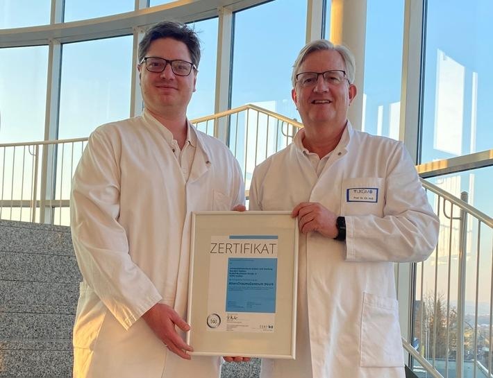 Dr. David Weisweiler (li.), Koordinator des zertifizierten AltersTraumaZentrums...