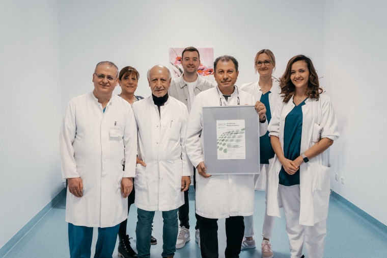 Tobias Schrammen, Leiter Qualitätsmanagement (Mitte), mit Chefarzt MD Baschar...