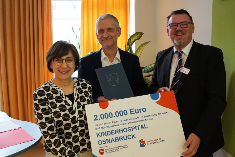 Staatssekretärin Dr. Christine Arbogast übergibt einen Förderbescheid über...