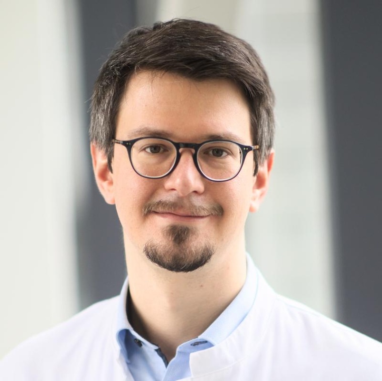 Priv.-Doz. Dr. Maximilian Wintergerst prüft ein neues Bildgebungsverfahren zum...