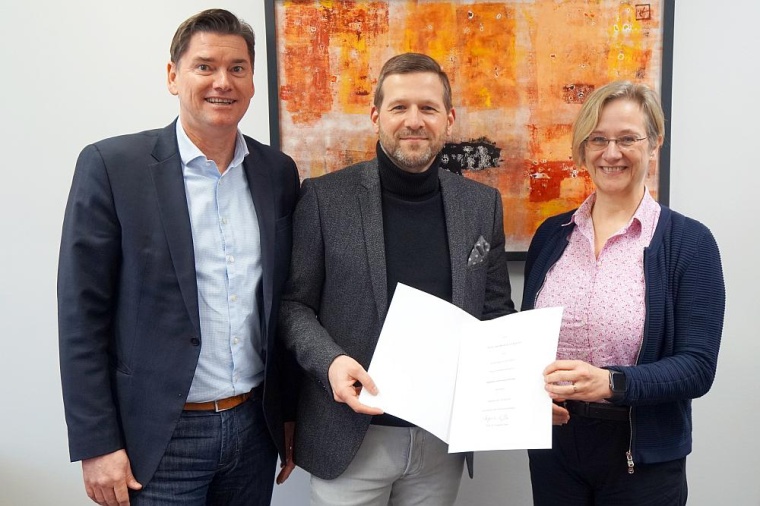 Die Rektorin der Universität Bielefeld Profin Dr. Angelika Epple (r.)...