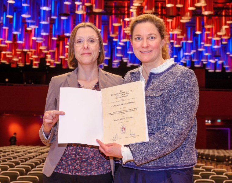 Dr. Jill Jussli-Melchers (r.), Fachärztin der Klinik für Herzchirurgie des...