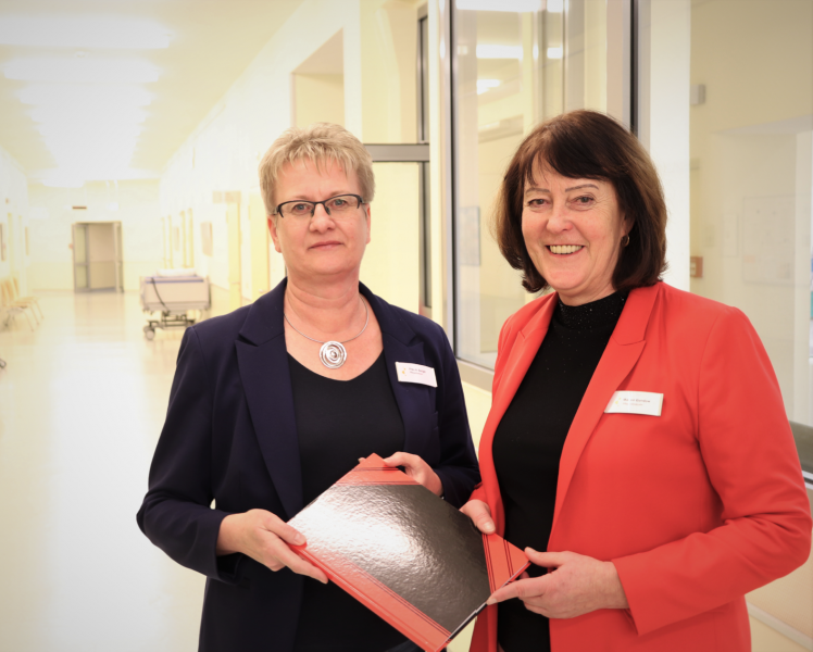 Marion Bandow (links) und Annett Berger überreichen sich symbolisch das...