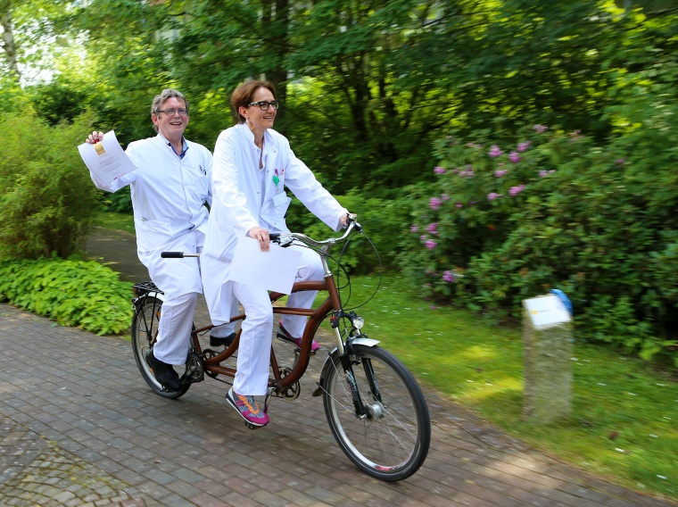 Prof. Dr. Marija Djukic (vorne) tritt die Nachfolge von Prof. Dr. Roland Nau...