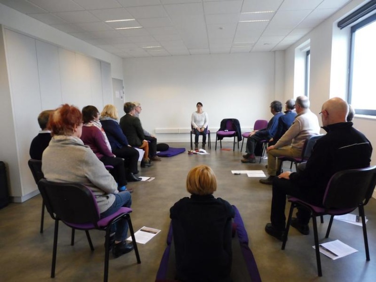 Ältere Freiwillige bei einem Achtsamkeitstraining im Rahmen der neuen Studie....