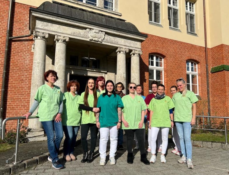 Das Bild zeigt das Team des Nierenzentrums Luckenwalde, welches nun die Dialyse...