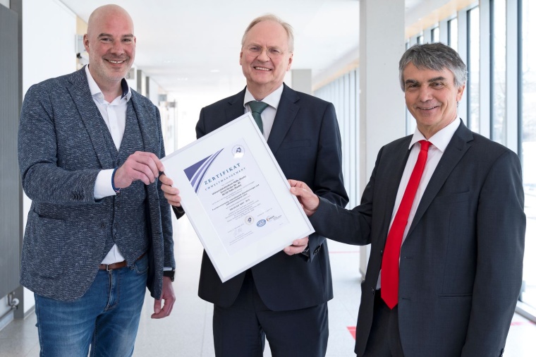 Dr. Christoph Pohl, Geschäftsführer der ESC Cert GmbH, überreicht Prof. Dr....