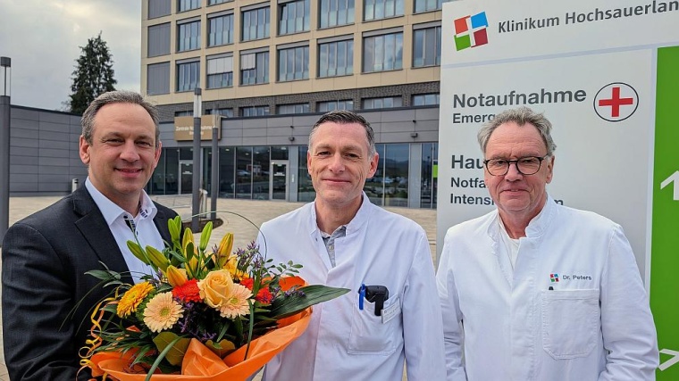 Michael Gesenhues, Geschäftsführer Klinikum Hochsauerland (links) und Dr....