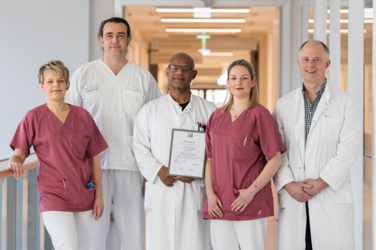 Prof. Sirak Petros (Mi.) als Leiter des Hämophilie-Zentrums am UKL, die...