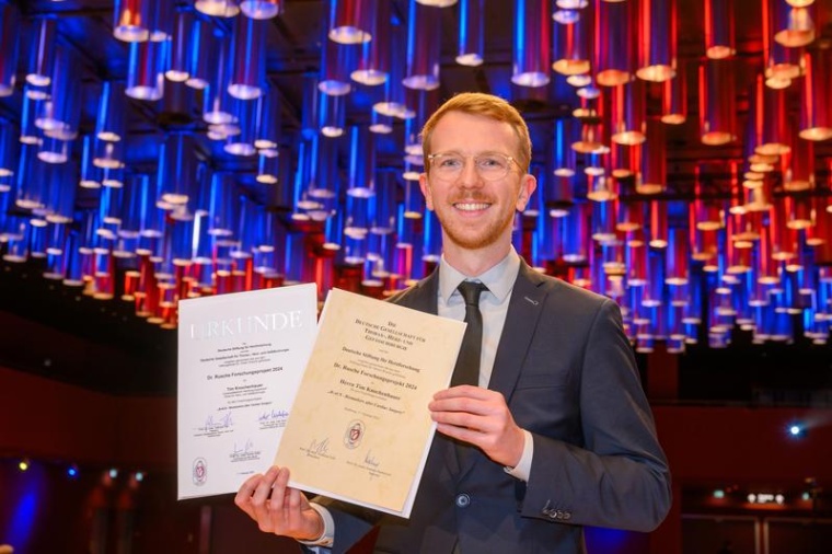 Dr. med. Tim Knochenhauer mit der Urkunde der Dr. Rusche-Projektförderung auf...