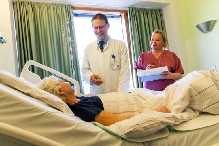 Privatdozent Dr. Sigmar Stelzner am Bett einer Patientin, die mit dem Verfahren...