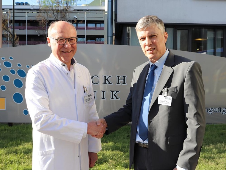 Gemeinsam mit dem kaufmännischen Geschäftsführer Matthias Müller (re.) und...