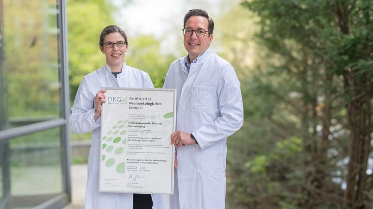 Chefärztin der Klinik für Neurologie, PD Dr. Annette Spreer, und Prof. Dr....