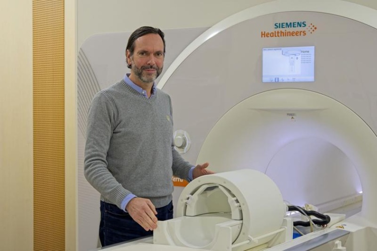 Prof. Dr. Harald H. Quick am 7-Tesla-Ultrahochfeld-MRT-System des Erwin L. Hahn...