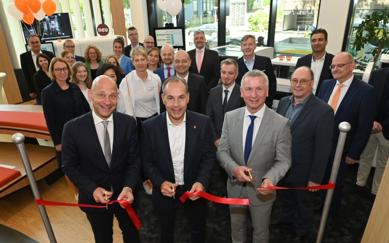 Feierliche Eröffnung in Eschborn (v. l.): Guido Schütte, bei Siemens...