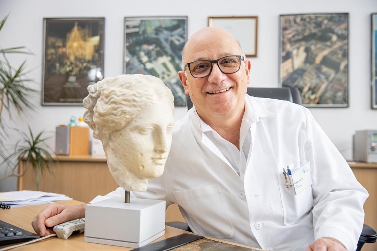 Dr. Roberto Olianas mit Hygieia, der Tochter des Gottes der Medizin, Asklepios....