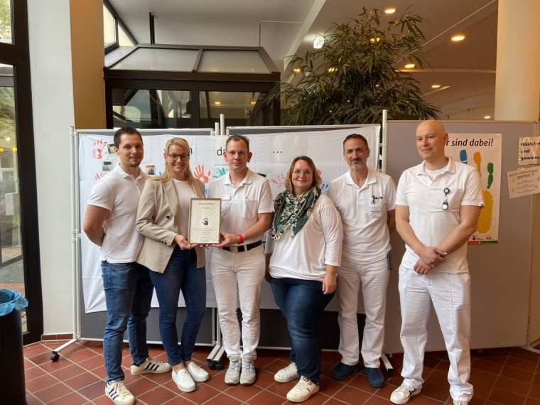 Freuen sich über den gelungenen Aktionstag und das Zertifikat der Aktion...