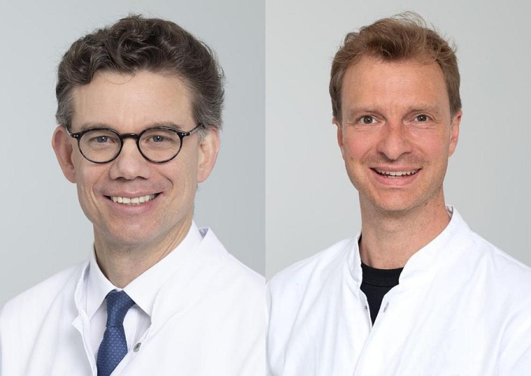 Prof. Dr. Tobias Huber (li.), Direktor der III. Medizinischen Klinik und...
