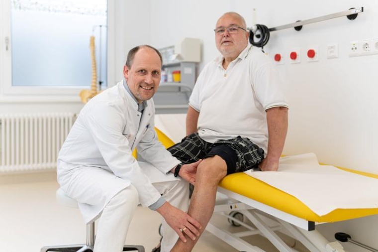 Dr. Daniel Martin (l.) kontrolliert, ob die bei Gerald Jenert eingesetzte...