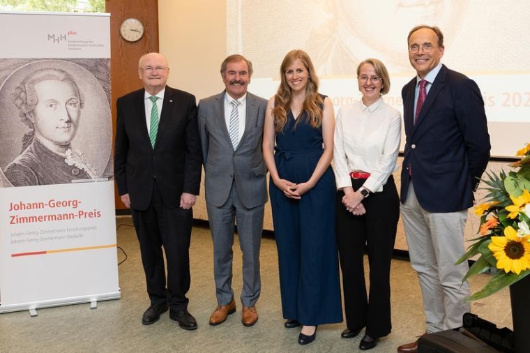 MHH-Präsident Prof. Dr. Michael Manns, die beiden Preisträger Prof. Dr....