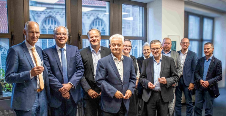 V.l.: Hauptgeschäftsführer Dr. Rainer Beyer, Notar Prof. Dr. Axel Adrian,...