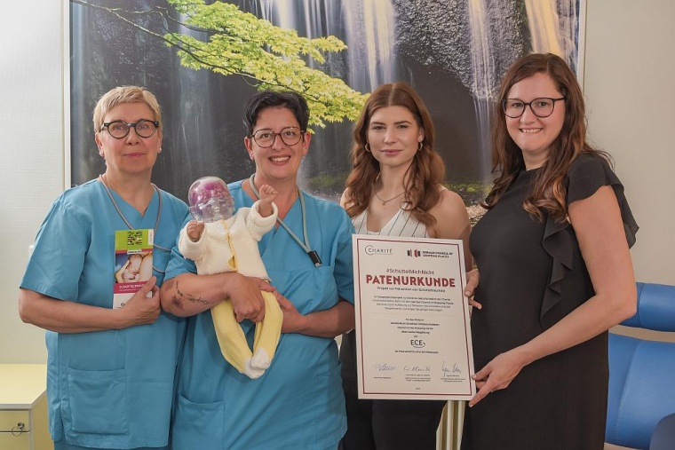 Harzklinikum-Hebammen Marianne Müller und Tanja Nieweg sowie Vanessa Meinhold...