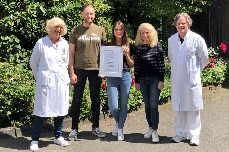 Das Team des Studienzentrums freut sich über die Auszeichnung der AIO als...