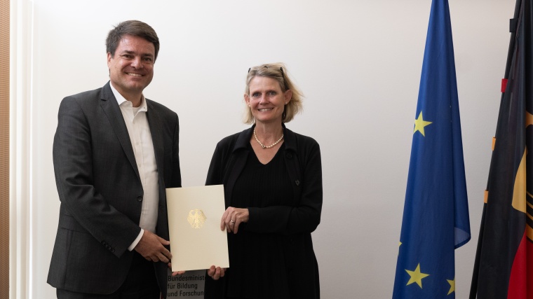 Übergabe des Zuwendungsbescheides: Matthias Warmuth (Tiplu GmbH) mit...