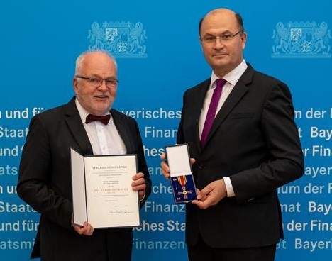 Prof. Ernst Holler (l.) nimmt das Bundesverdienstkreuz für seine...