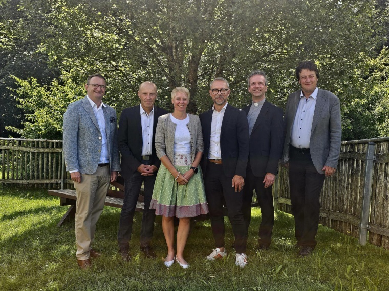 v.l.: S. Stief (Vorstand Medizin) u. M. Mayer (Vorstandsvorsitzender, beide KJF...