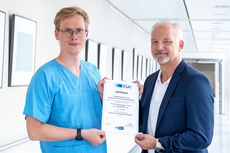 Dr. Martin Ertmer und Prof. Michael Bucher (v.l.) mit dem Zertifikat der...