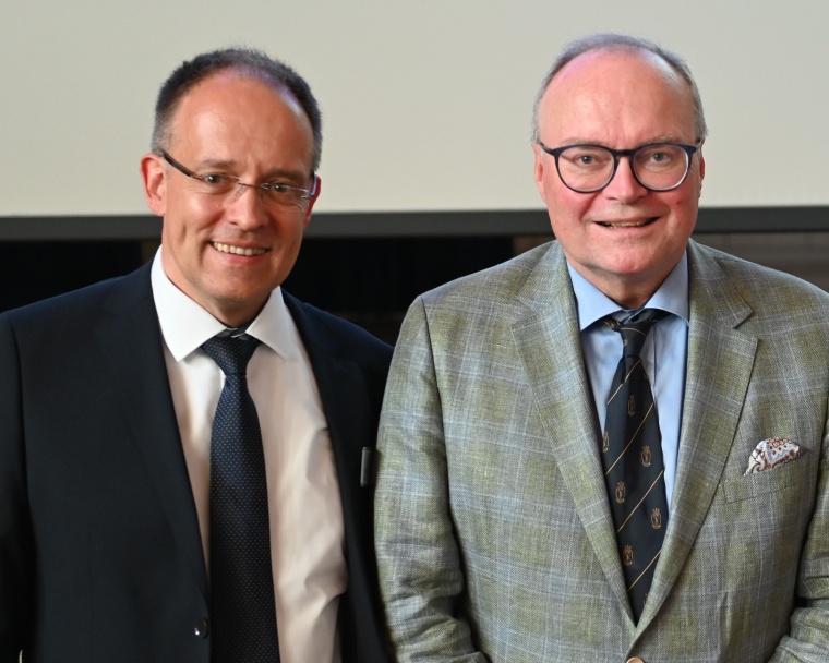 Klinik-Geschäftsführer Frank Leber (l.) verabschiedete den Ärztlichen...