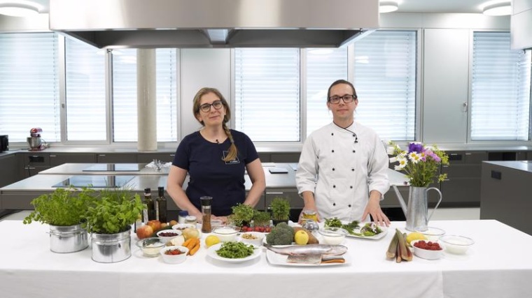 Sabine Chmelar und Philipp Buttinger im Kitchen Lab der FH St. Pölten Foto:...