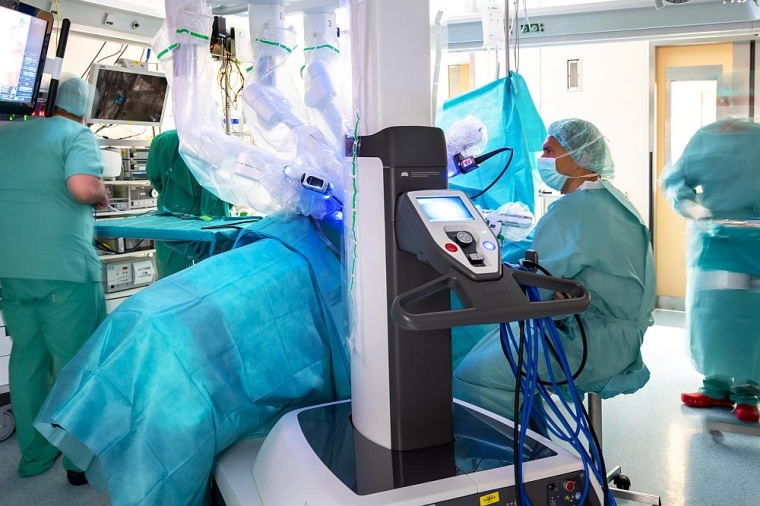 Der OP-Roboter wird während der OP von erfahrenen Operateur*innen gesteuert....