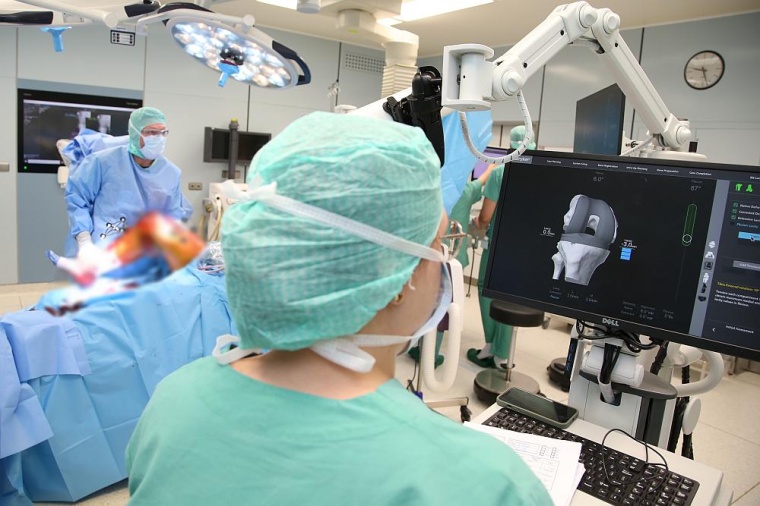 Intraoperative Kontrolle: Während der Operation überprüfen die Operateure...