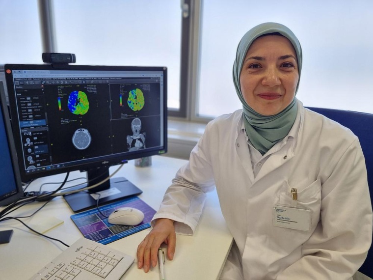 Sehr zufrieden mit dem Fortschritt ihres Patienten nach der erfolgreichen...