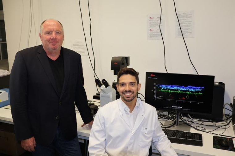 Prof. Dr. Bernhard Nieswandt (links) und Dr. Stefano Navarro im Labor des...