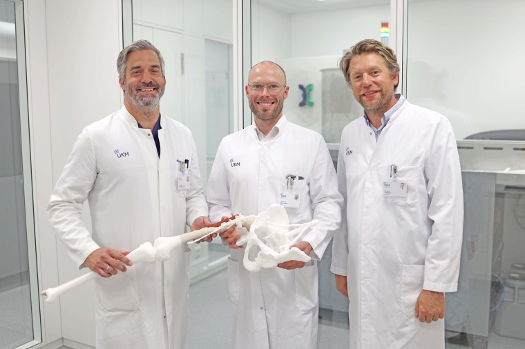 OP-Planung anhand eine 3D-Modells: Unfallchirurg Prof. Steffen Roßlenbroich,...