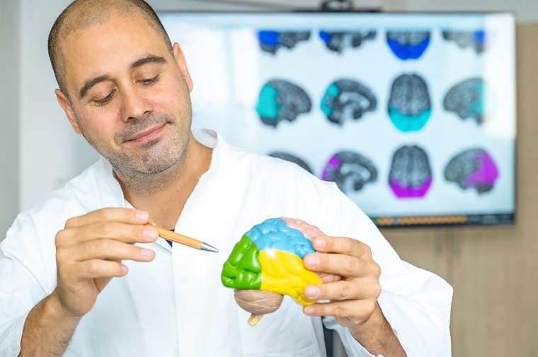 PD Dr. Christopher Weise zeigt die in der Studie auffälligen Hirnregionen....