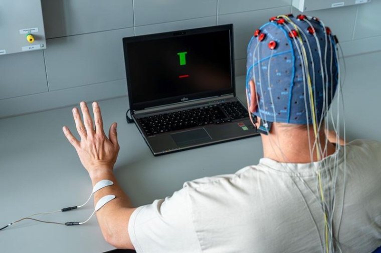 Die Gehirn-Computer-Schnittstelle (BCI-System) steuert die FES-Vorrichtung...