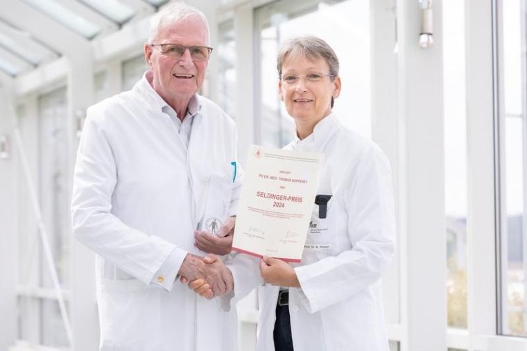 PD Dr. Thomas Noppeney freut sich zusammen mit Prof. Dr. Karin Pfister über...