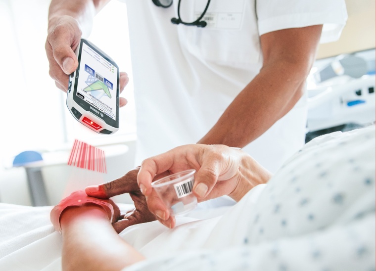 Sichere Medikationsvergabe dank Patientenarmband Foto: Mediaform