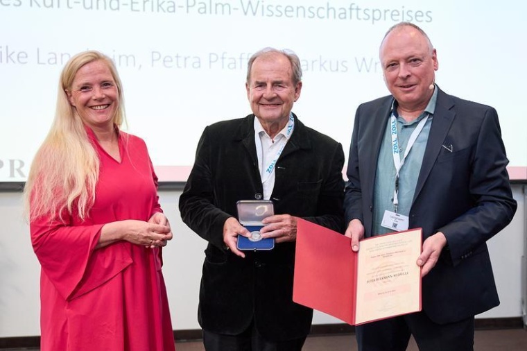 Prof. Dr. med. Thomas Meinertz (Mitte) mit DGPR-Präsident Dr. med. Eike...