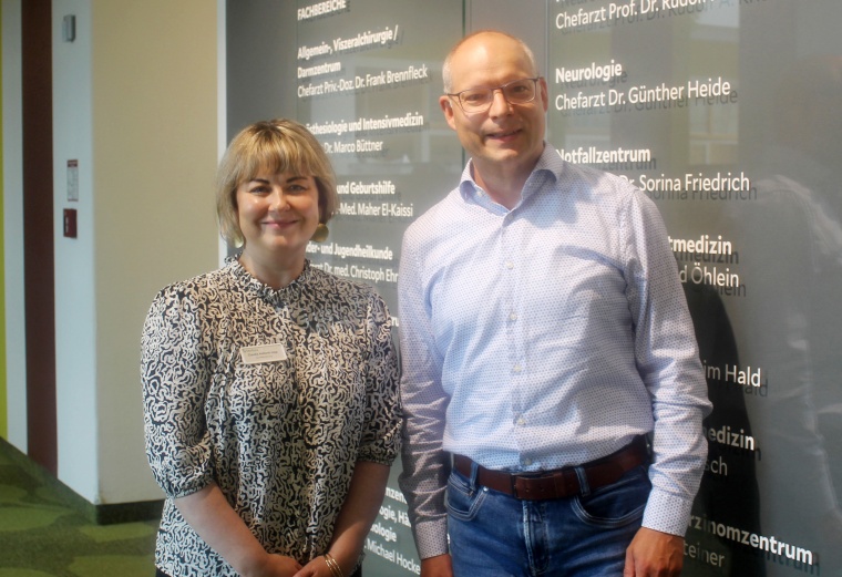 Klinikgeschäftsführerin Claudia Holland-Jopp begrüßt den neuen Chefarzt...