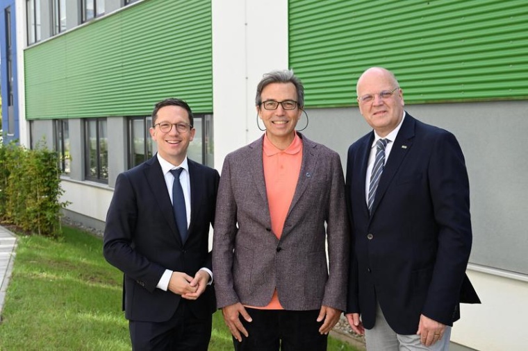 Niedersachsens Wissenschaftsminister Falko Mohrs mit Prof. Dr. Urs Valentin...