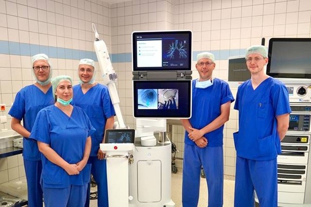 (v.l.) Prof. Dirk Skowasch, Direktor der Klinik für Pneumologie des UKB, Lia...