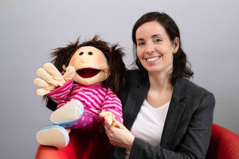 Prof. Dr. Julia Asbrand von der Universität Jena setzt während der Therapie...