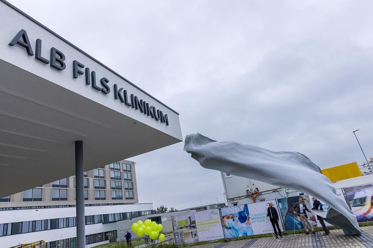 Enthüllung des neuen Schriftzuges, Foto: Alb Fils Klinikum